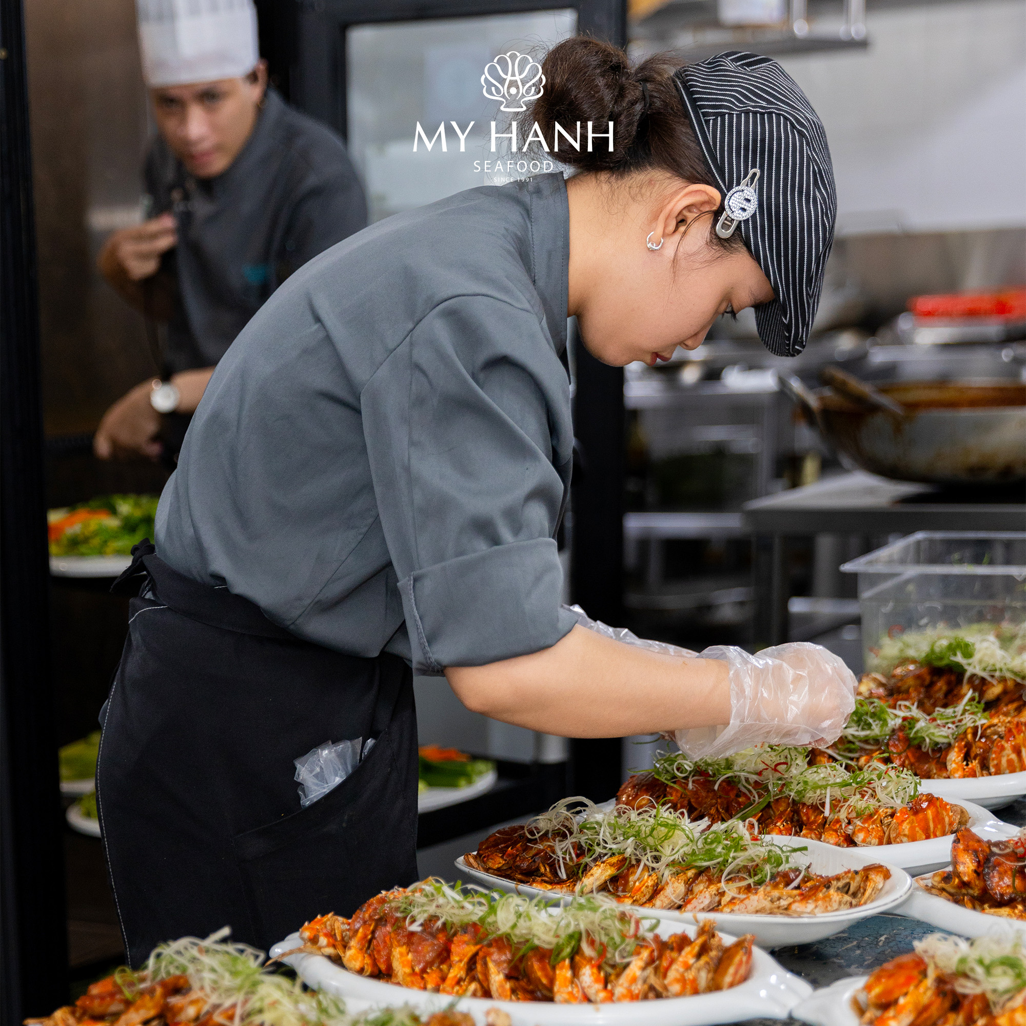 Đội ngũ đầu bếp tại My Hanh Seafood đang chuẩn bị menu đặt tiệc cho khách đoàn