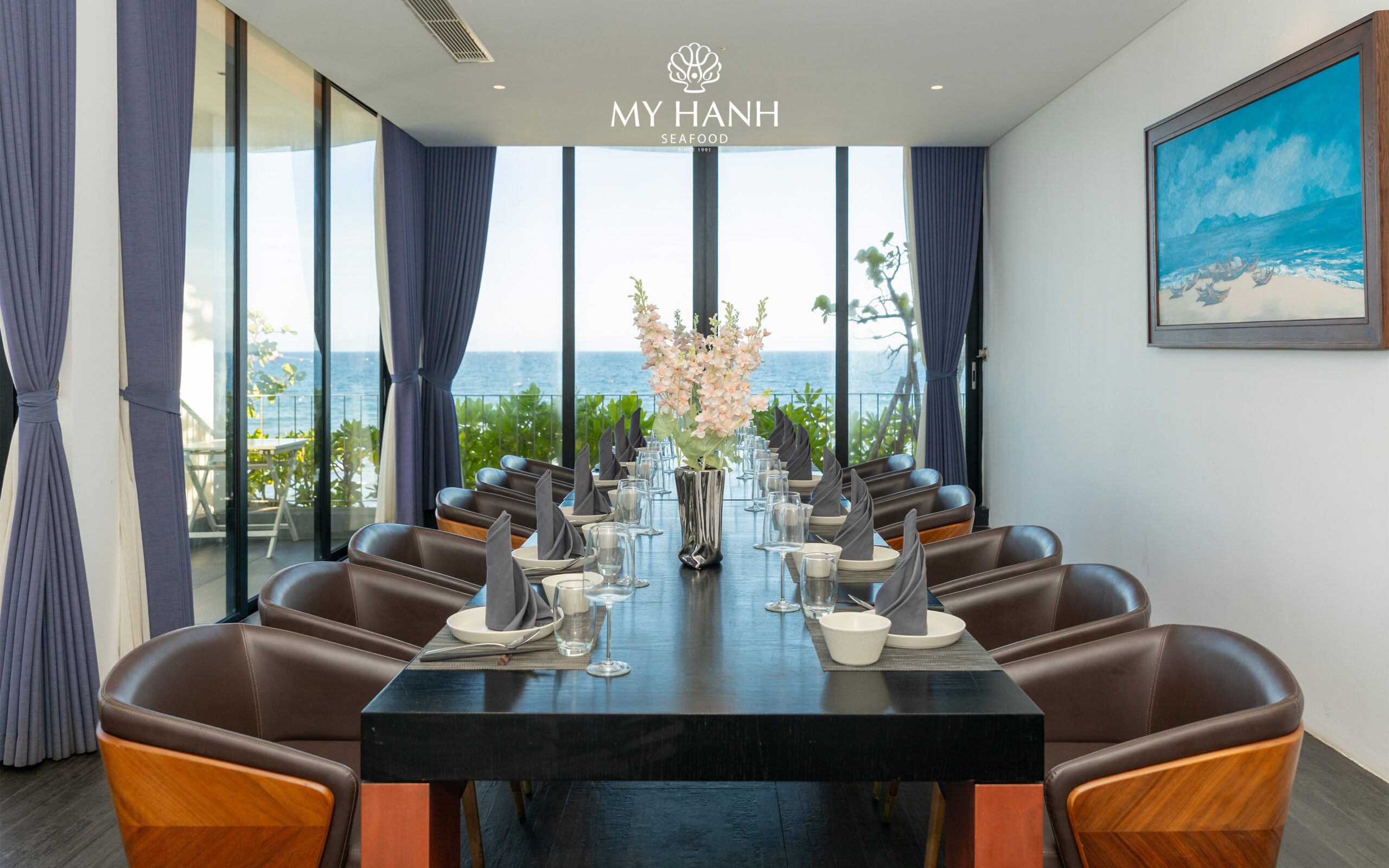 Ngắm nhìn biển Mỹ Khê từ phòng VIP Peninsula tại nhà hàng view biển My Hanh Seafood