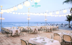 Nhà hàng view biển - Vườn dừa Tera với khung cảnh hoàng hôn bên bờ biển