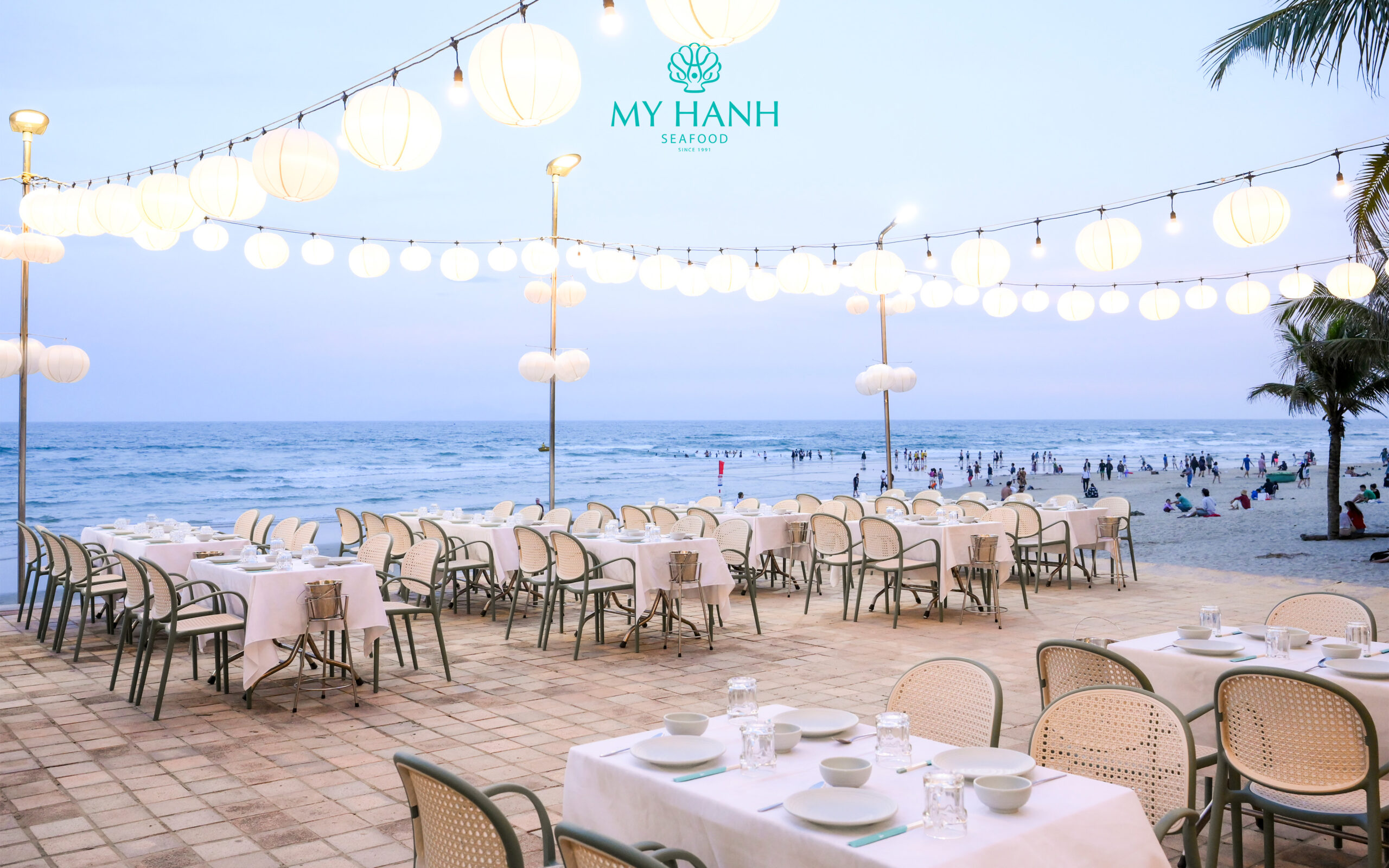 Nhà hàng view biển - Vườn dừa Tera với khung cảnh hoàng hôn bên bờ biển