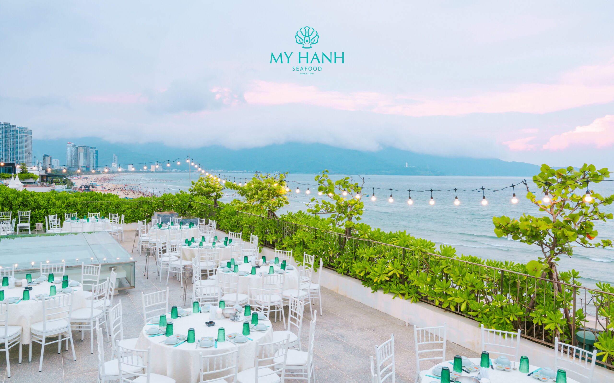 Không gian thưởng thức sashimi hải sản tại My Hanh Seafood