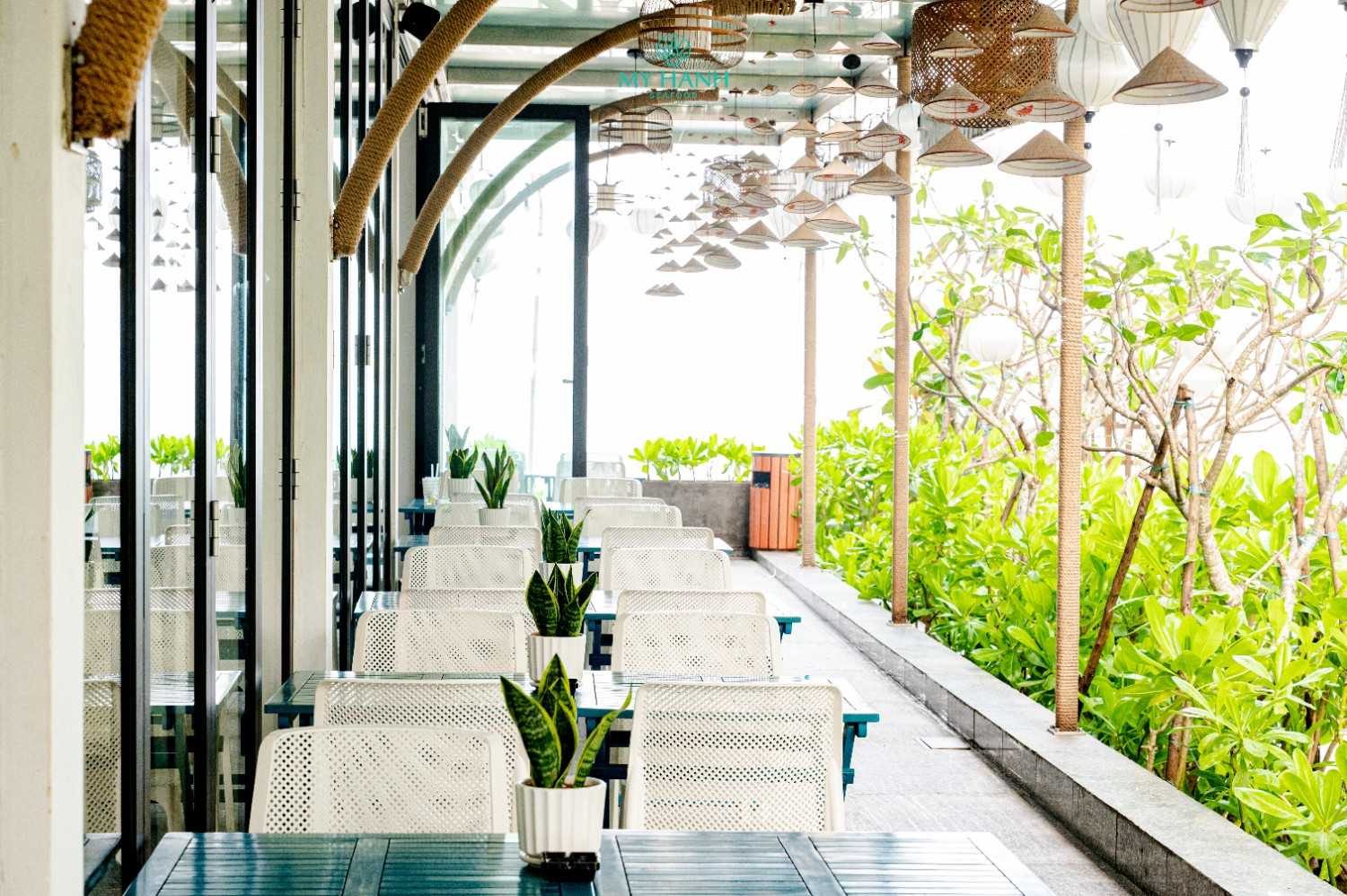 Không gian thoáng mát, rộng rãi cũng là điều lưu ý khi chọn nhà hàng tổ chức tiệc cuối năm